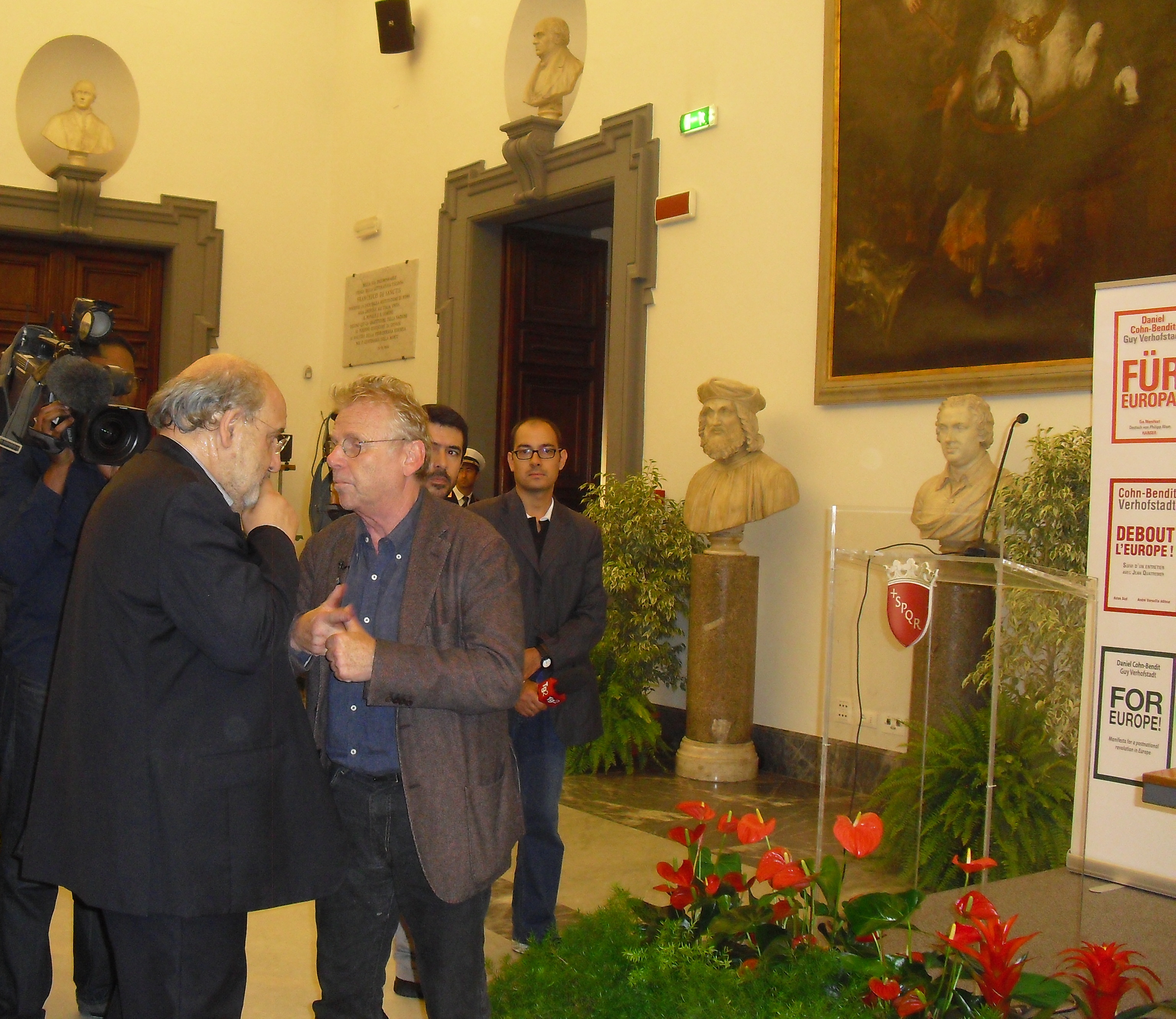 Il Presidente del CIME, Pier Virgilio Dastoli, discutendo con il deputato europeo Daniel Cohn-Bendit images/stories/cimg7518.jpg
